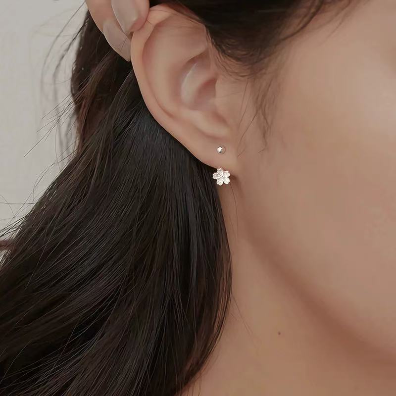 C形耳环女时尚个性小众高级感拧扣耳钉简约花朵设计小巧百搭耳饰