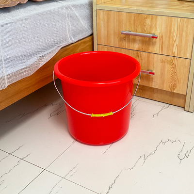塑料手提水桶大红色带盖家用提水