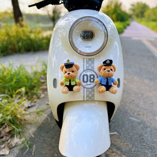 交警小熊可爱公仔汽车车载后备箱玩偶摩托电动车头尾部摆件装饰贴