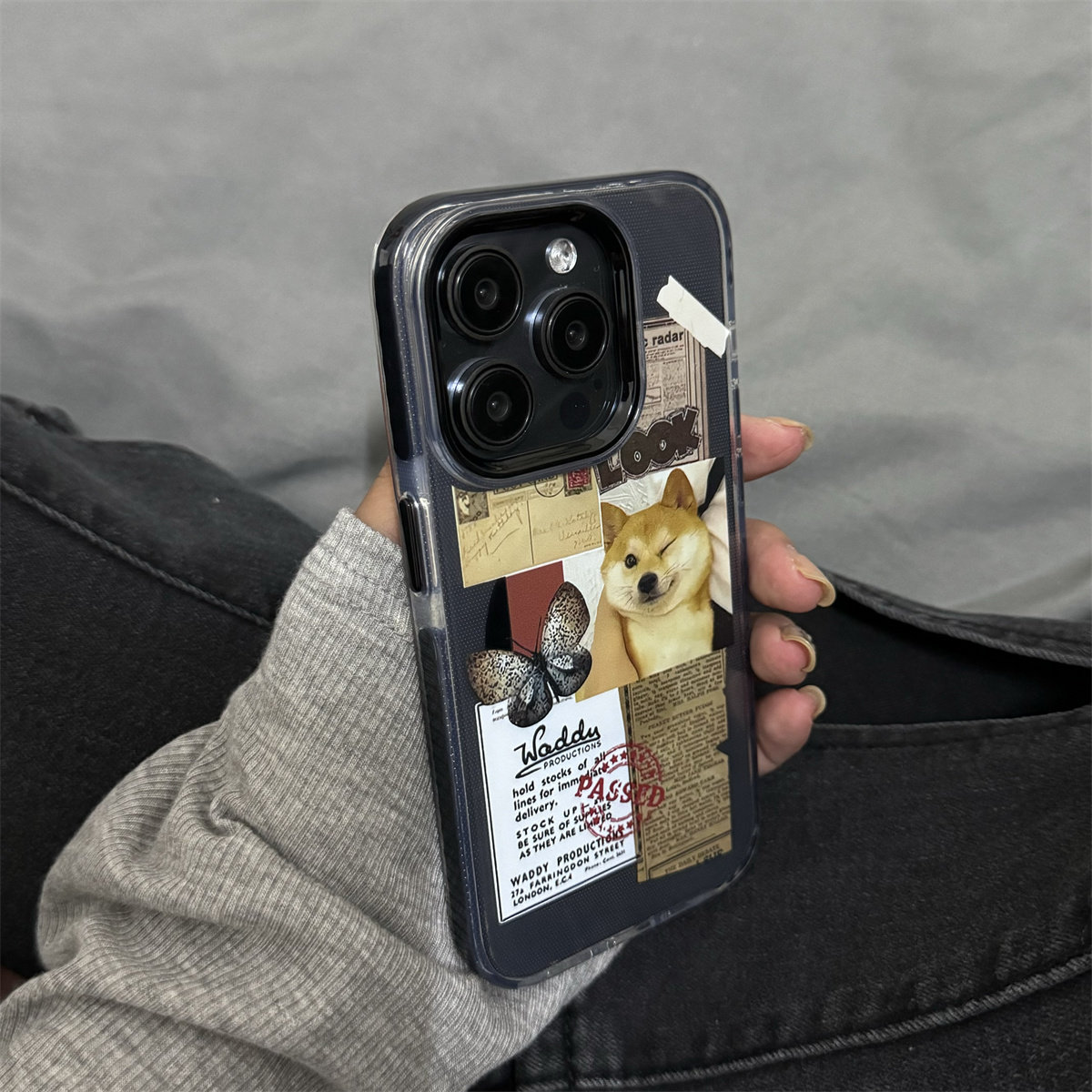 可爱柴犬标签苹果15pro手机壳