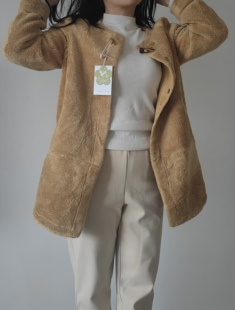 春秋冬季欧韩精品圆领牛角扣颗粒羊毛鹿皮绒小香风土黄色外套