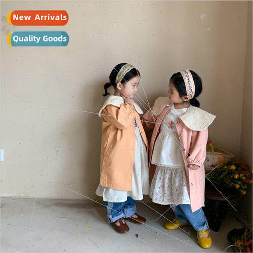 Girls in the long section of the windbreaker jacket spring n