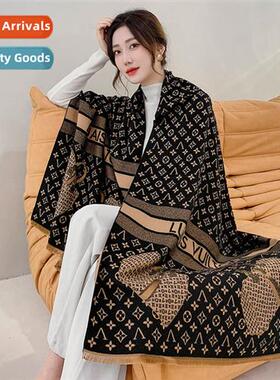 2021 new Europe and  Uned States retro V letters scarf femal