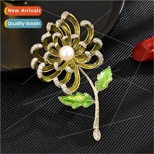 Delicate fresh light chrysanthemum brooch elegant luxury ver