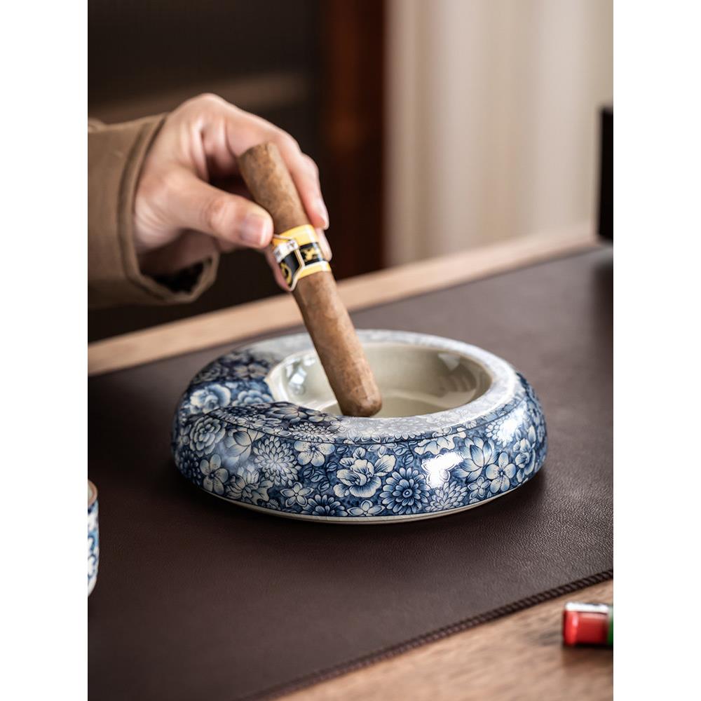 粘土蓝色和白色的烟灰缸与盖,以防止灰烬飞行创意经典大气客厅家