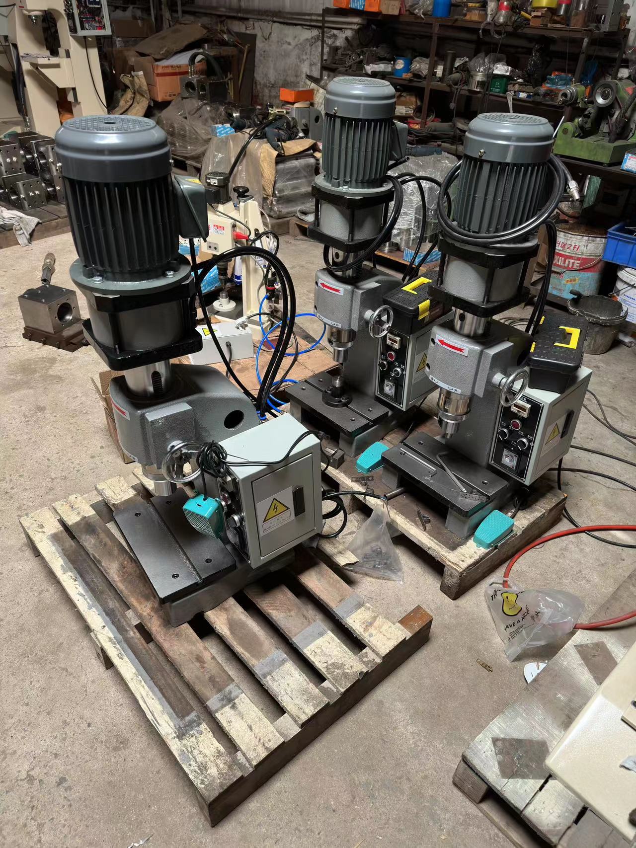 气动璇铆机气压铆钉机小型铆接机五金汽车配件自动送料压铆机璇铆