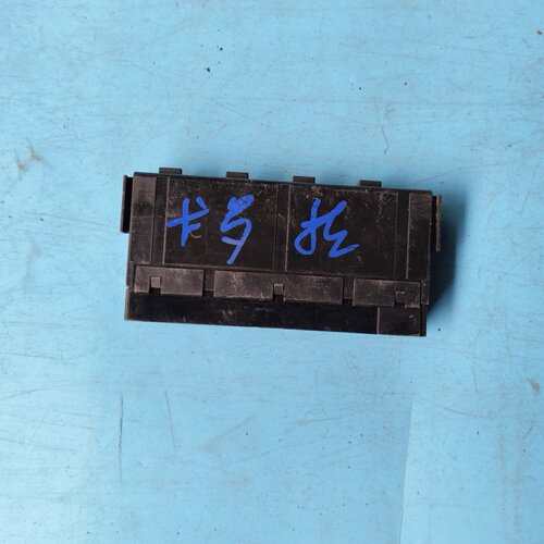 适用皇冠威驰RAV4荣放卡罗拉霸道集成继电器保险盒 82641-47020