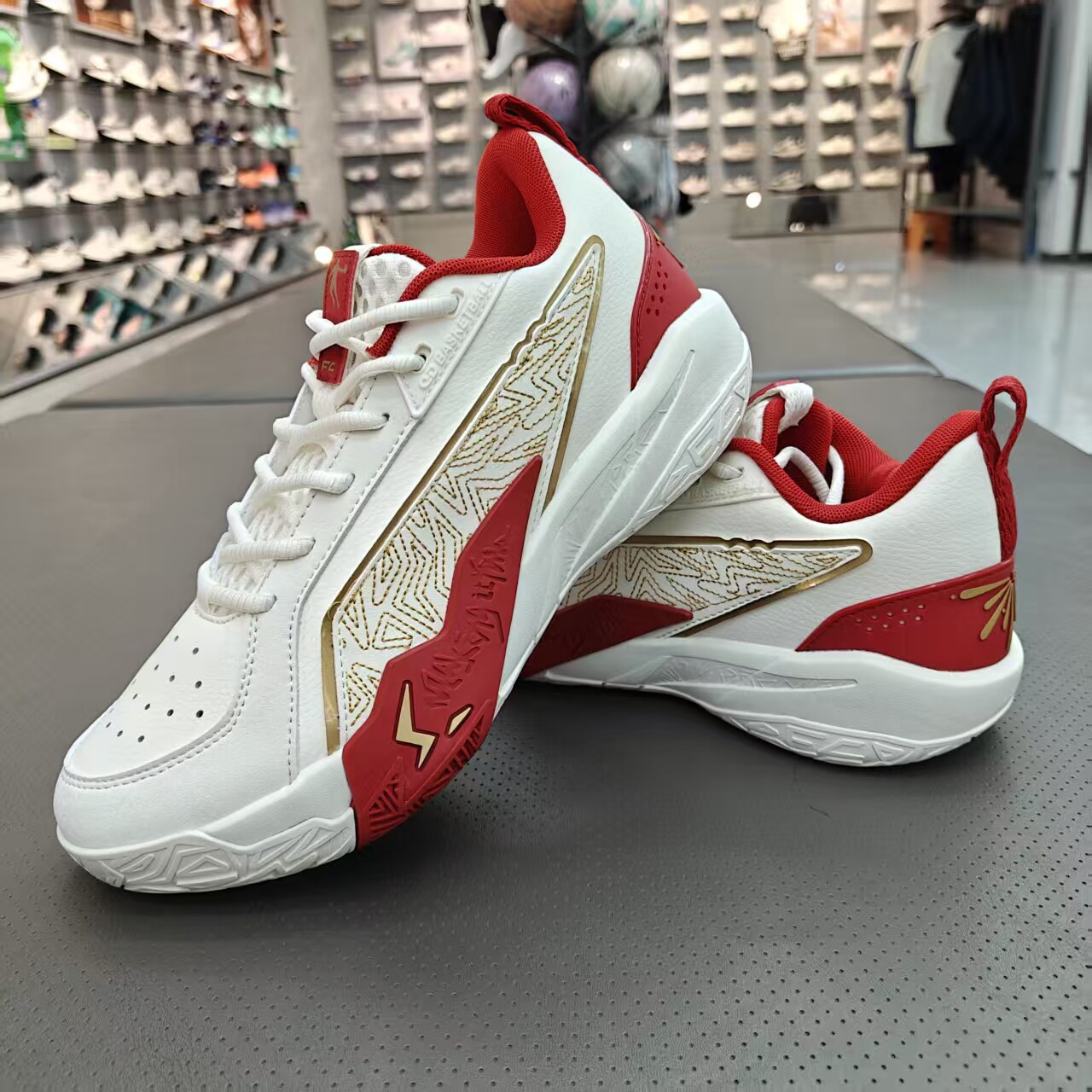 乔丹刺客2.0男篮球鞋2026春季高帮轻便高弹篮球鞋QDA013261104