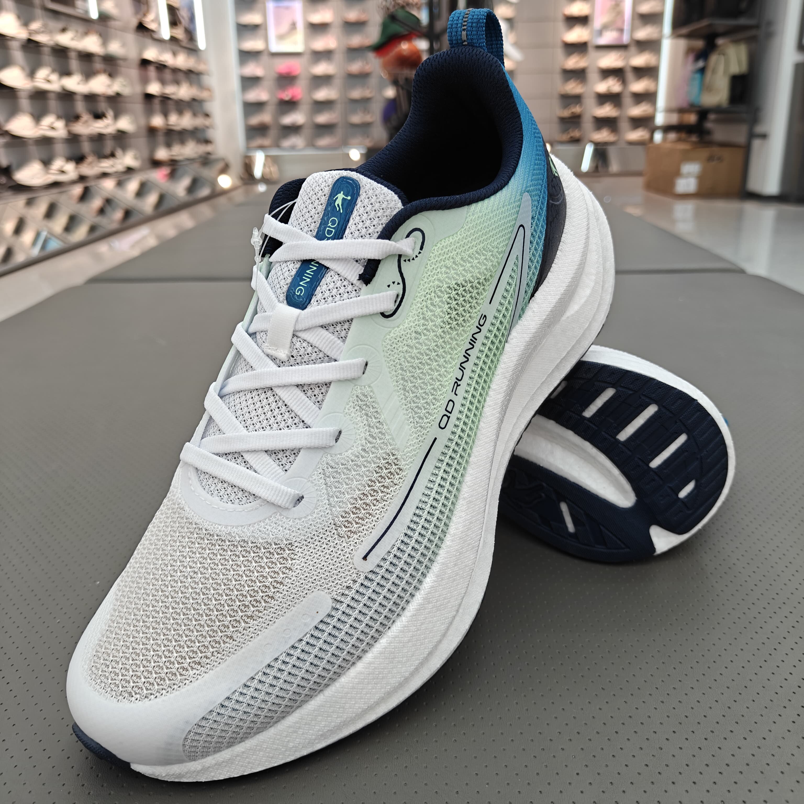 乔丹男款网面透气轻便软底跑步鞋