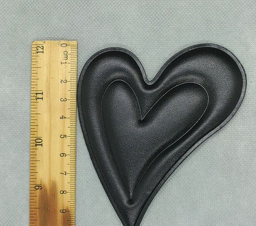 1个价 黑色爱心M字母pu材质潮牌服装服饰布贴时尚装饰配件辅料