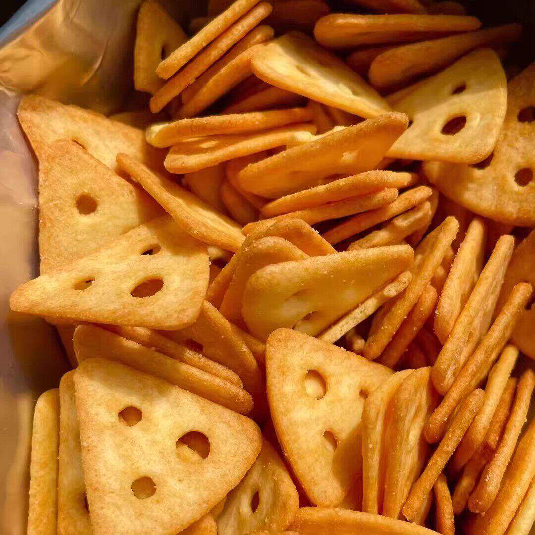 芝士三角脆饼干整箱薄脆咸味饼干办公室小零食休闲食品小吃点心