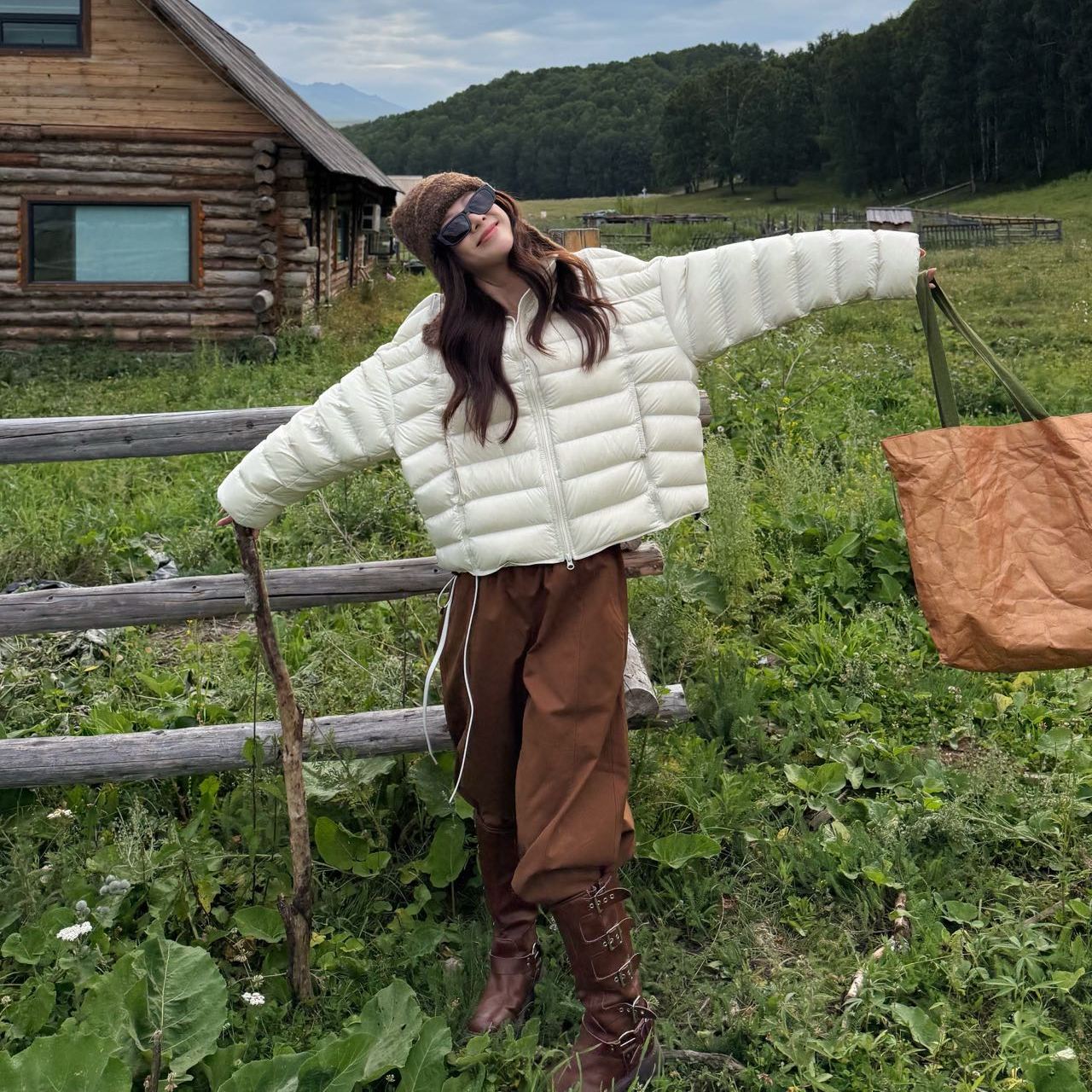 Nikoy冬季新品轻便胶囊90白鹅绒排骨0压感羽绒外套女