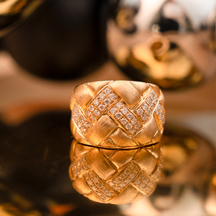 子指环K黄女戒指 太府珠宝18K金拉丝方块镶钻戒指简约高级小香风格