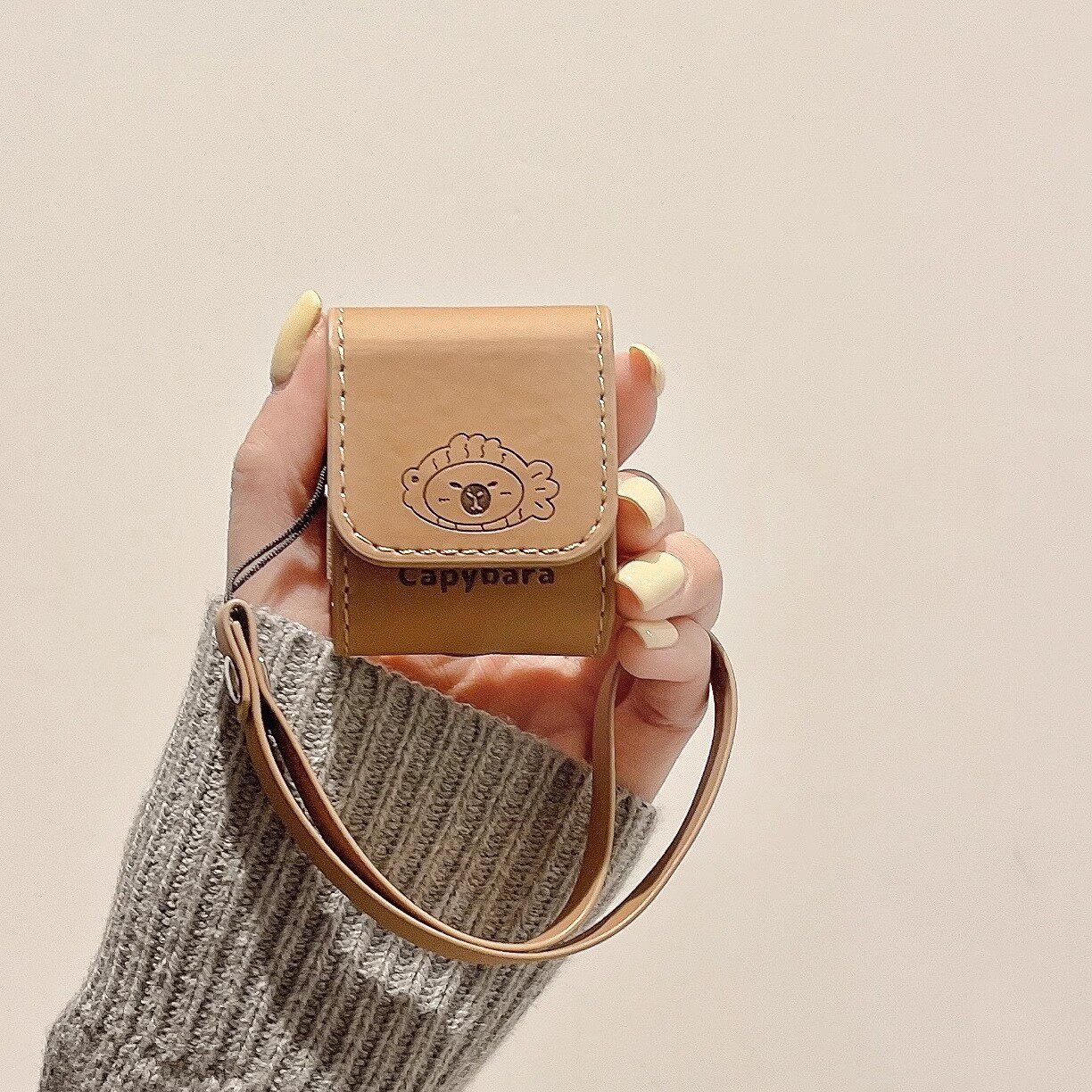 立体卡皮巴拉Airpods3耳机保护壳套2pro二三代新款适用苹果无线蓝牙包包皮质软壳棕色水豚美拉德秋冬超酷男女