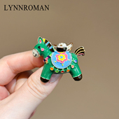 LYNNROMAN来财元 宝小绿马胸针2025新款 可爱别针创意胸花送人礼物