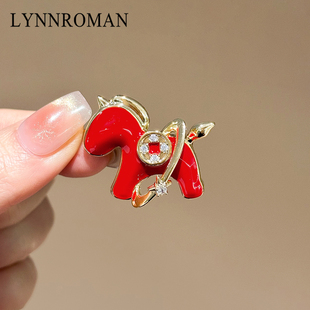 LYNNROMAN本命年生肖红色小马胸针镶钻设计小众别针铜钱高档胸花