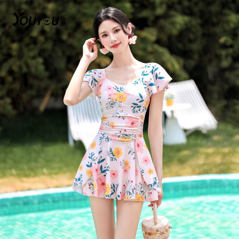 泳衣女高级感2025新款连体显瘦度假泡温泉绝美微胖遮肉女孩游泳装