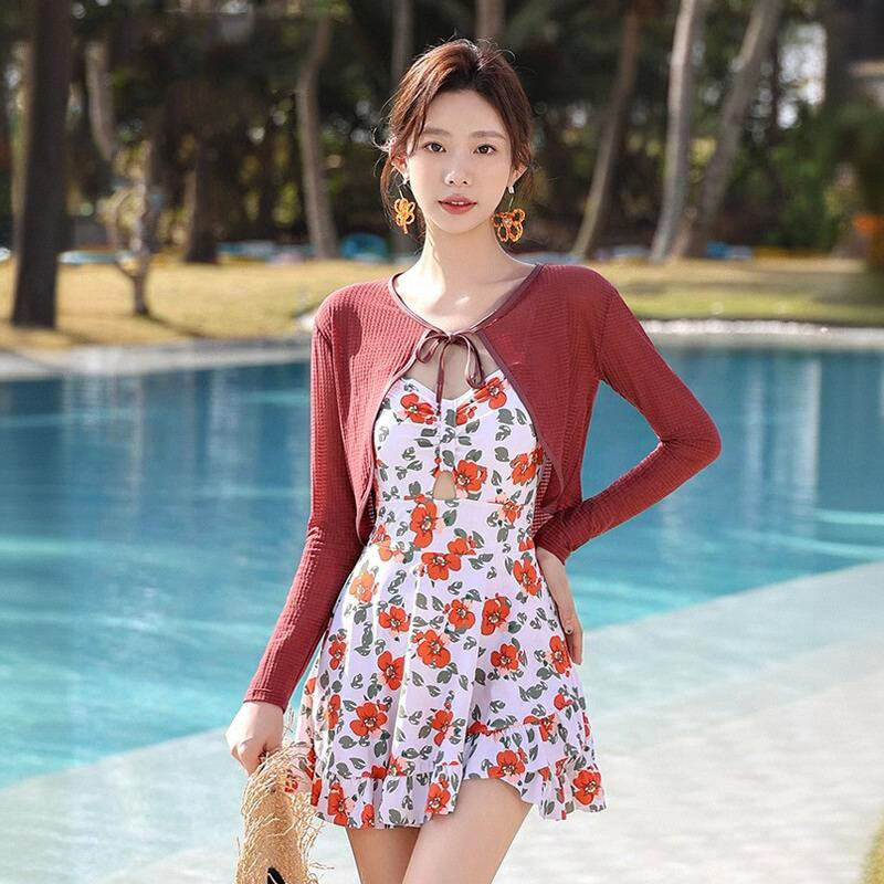 连体泳衣女2025新款保守遮肚显瘦高级感泡温泉海边网红度假游泳装