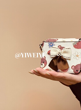 依维意 适用于小米MIXFlip2折叠手机壳OPPOFindN3Flip可爱少女心草莓小熊棕皮手提带摩托罗拉Razr60新款nova