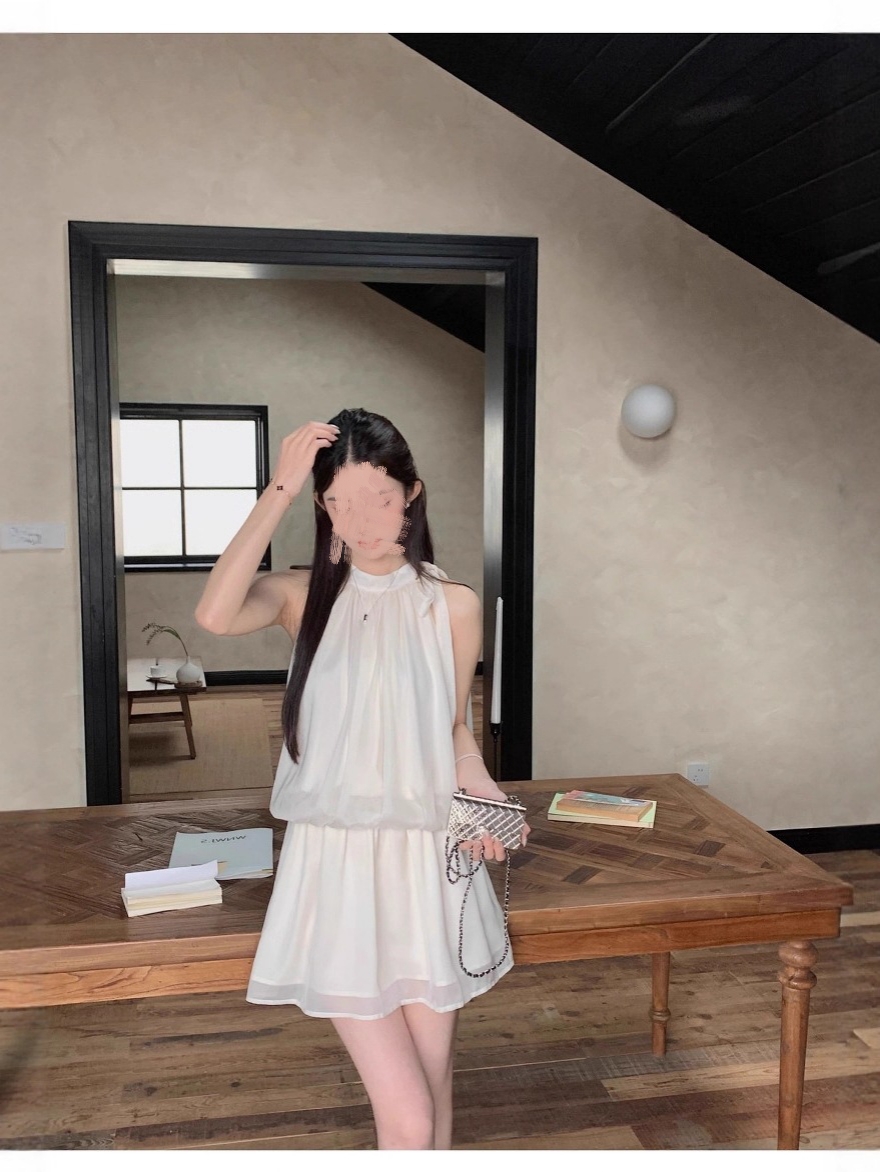 法式杏色无袖挂脖吊带连衣裙子女夏季2025新款度假小个子收腰短裙