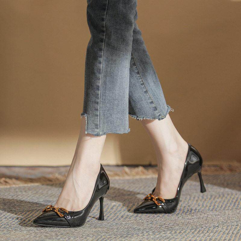 QVU~品牌专柜！通勤单鞋女气质漆皮高跟鞋金属马街扣尖头细跟女鞋