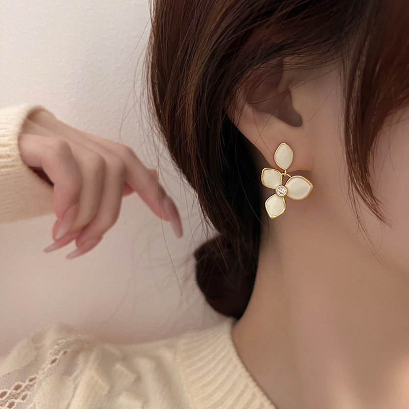 温柔奶白高级感无耳洞蚊香盘耳夹