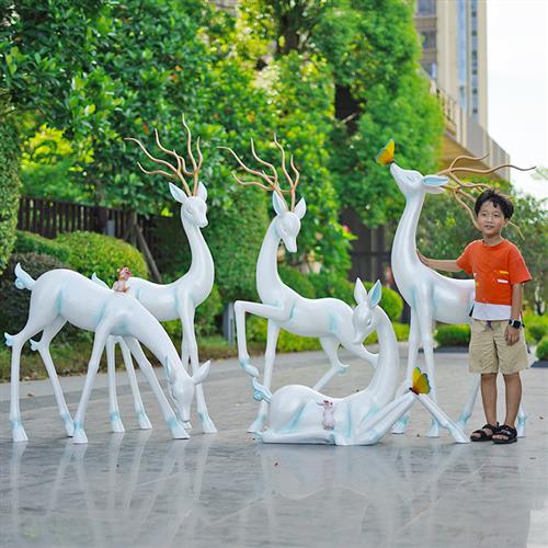 抽象梅花鹿玻璃钢公园户外大型雕塑园林草坪景观卡通装饰白鹿摆件