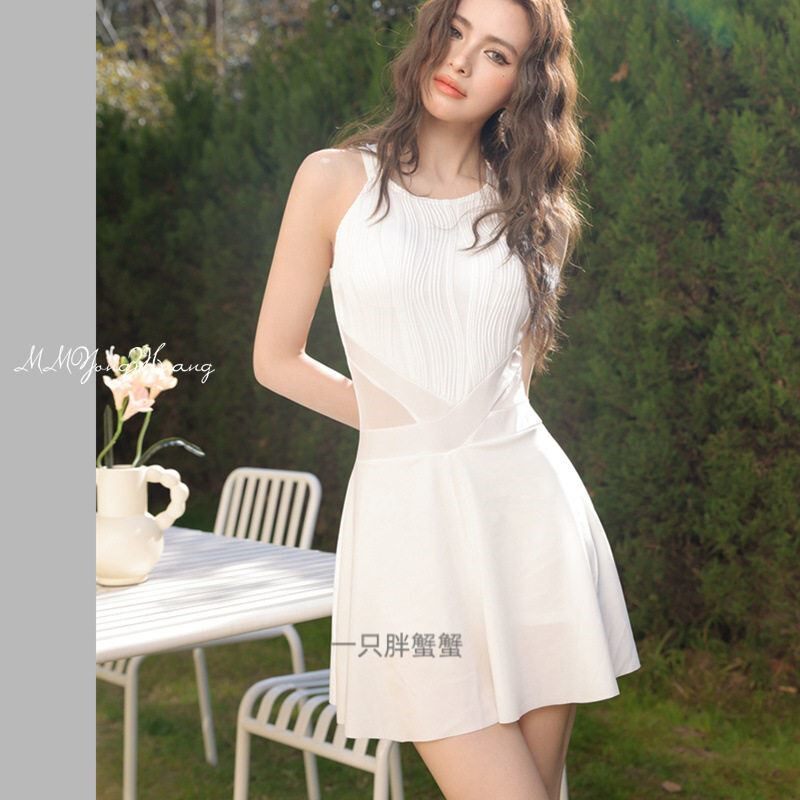 连体泳衣女2026新款保守微胖女孩遮肉显瘦高级感小胸温泉露背平角