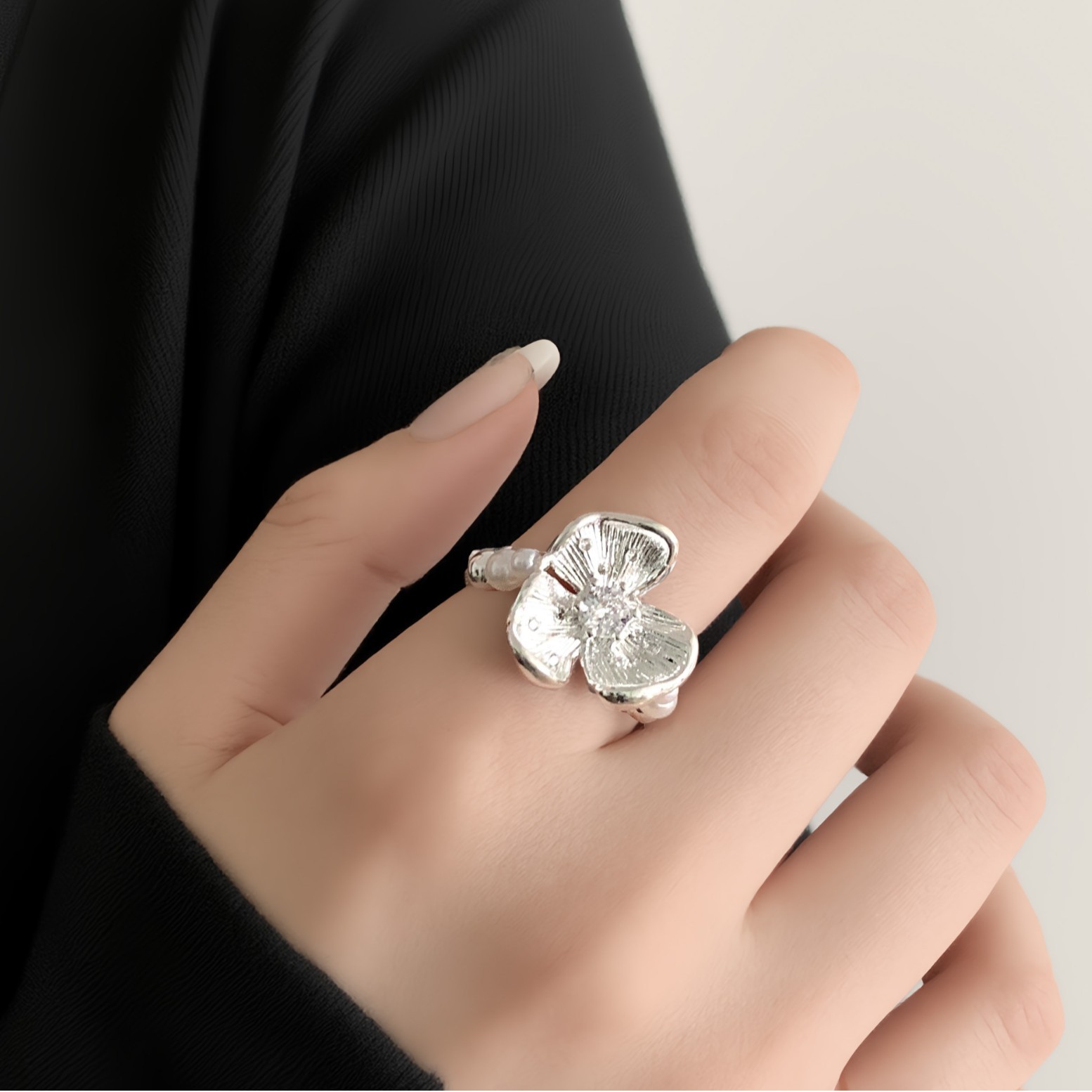 一恋甜美风花朵戒指女时尚精致优雅串珠弹力松紧指环小众轻奢食指