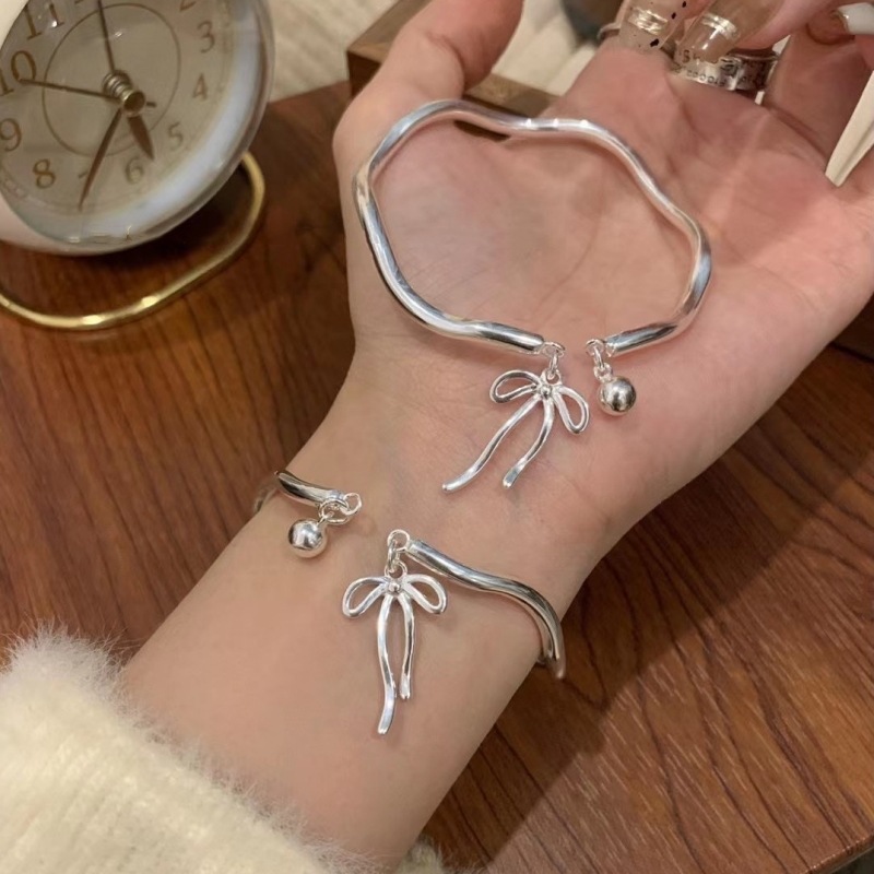 一恋简约波浪蝴蝶结手镯女时尚个性百搭圆球手环ins网红手饰