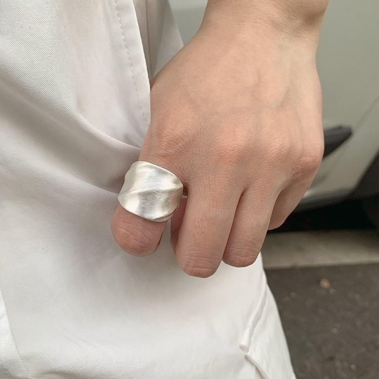 一恋重工拉丝感宽面褶皱戒指女时尚个性百搭叠戴气质弹力指环食指