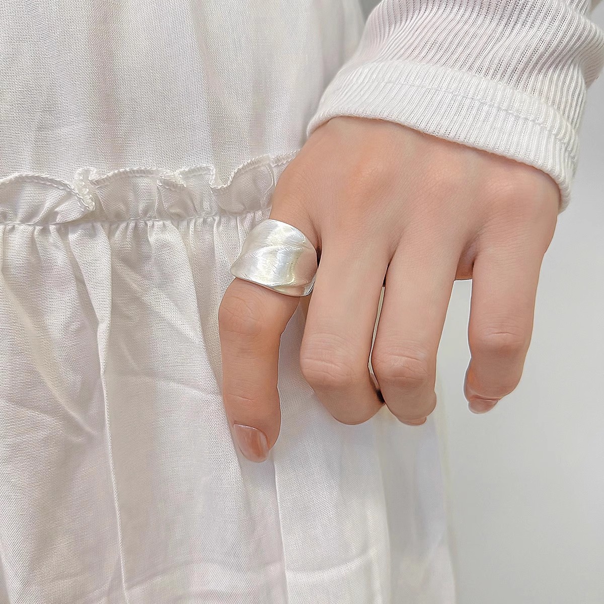 一恋重工拉丝宽面褶皱戒指女弹力调节ins感指环简约冷淡风个性食