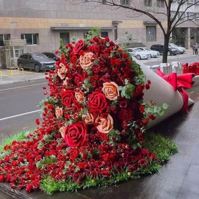 玻璃钢巨型捧花雕塑户外装饰步行街广场网红打卡花束仿真玫瑰摆件