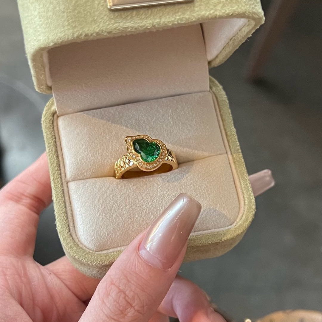 点钻碧绿葫芦戒指黄金镶嵌999足金