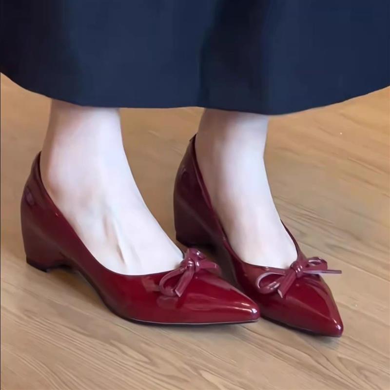 韩版新款红色单鞋内增高2026新款春秋尖头漆皮低跟高跟鞋女不累脚