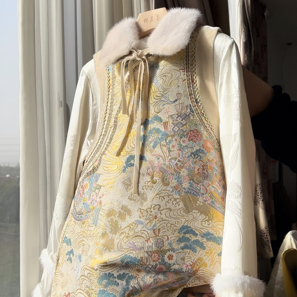 DY3324樱美嘉桑蚕丝水貂毛领织锦 高定马甲裙冬季新款新中式国风