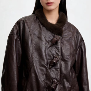 DY3405樱美嘉鹅绒服拼接真皮油蜡水貂毛领立领皮草短款 绵羊皮外套