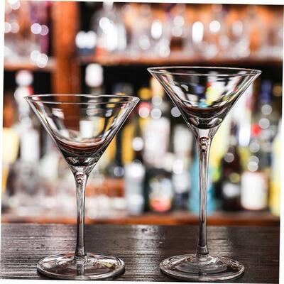 Lead-free crystal margarita glass martini glasses of red