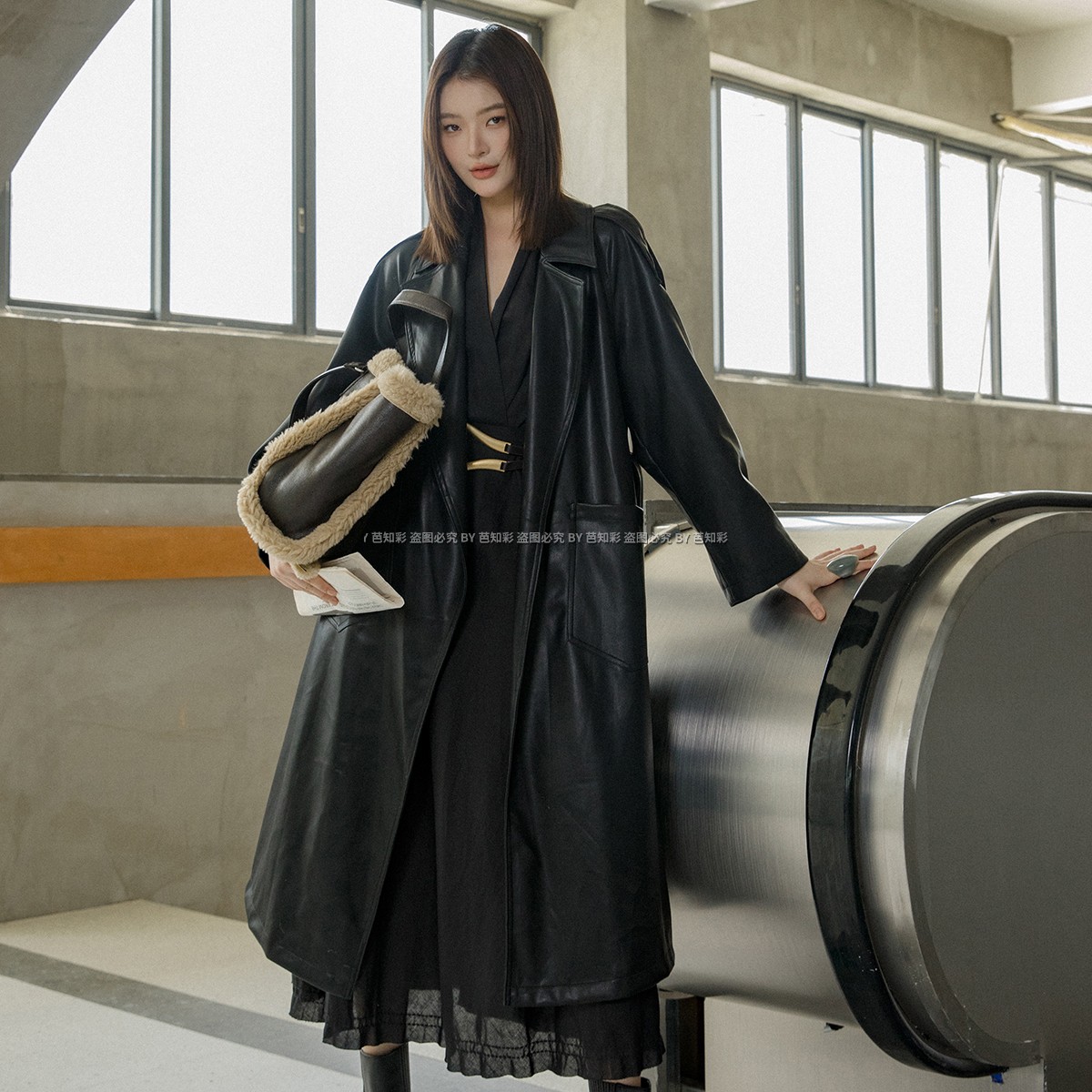 时尚百搭翻领中长款PU复古风衣