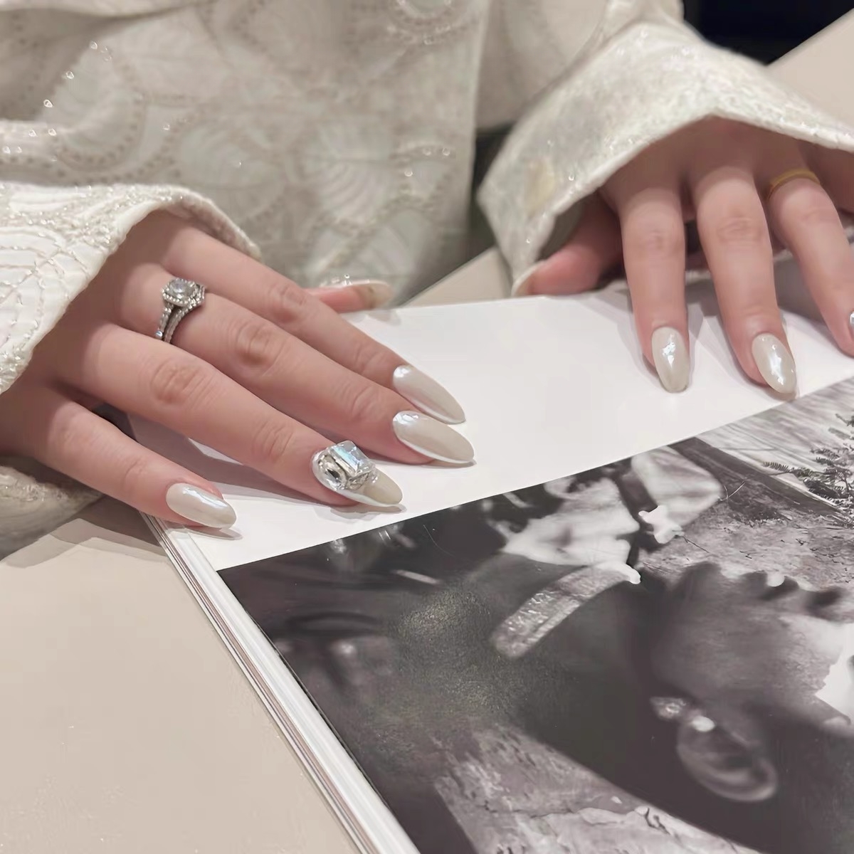 海莉同款纯色穿戴美甲2025新款白月光钻球爆闪高光珍珠白手工欧美