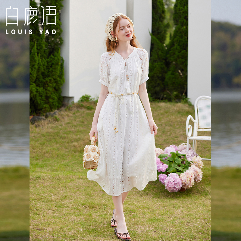 白鹿语宽松慵懒镂空纯色连衣裙