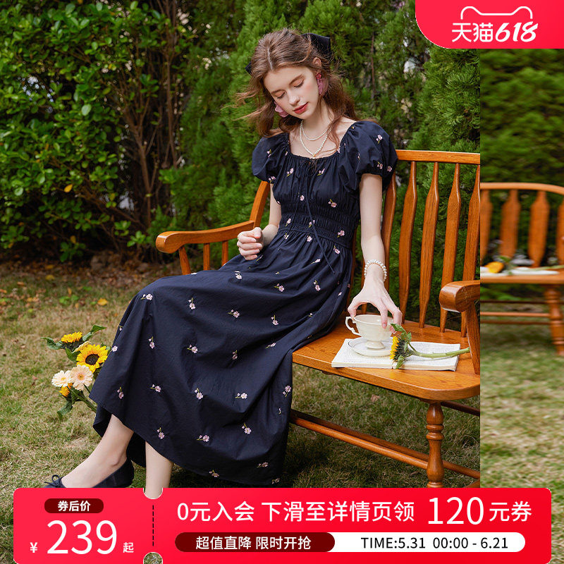 白鹿语 撞色刺绣碎花裙小黑裙女 2026夏甜美方领收腰短袖修身长裙