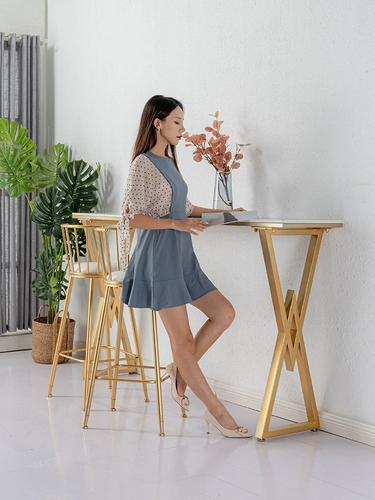 Светлый роскошный бар и стул Комбинированные домохозяйственные интервалы в мрамор