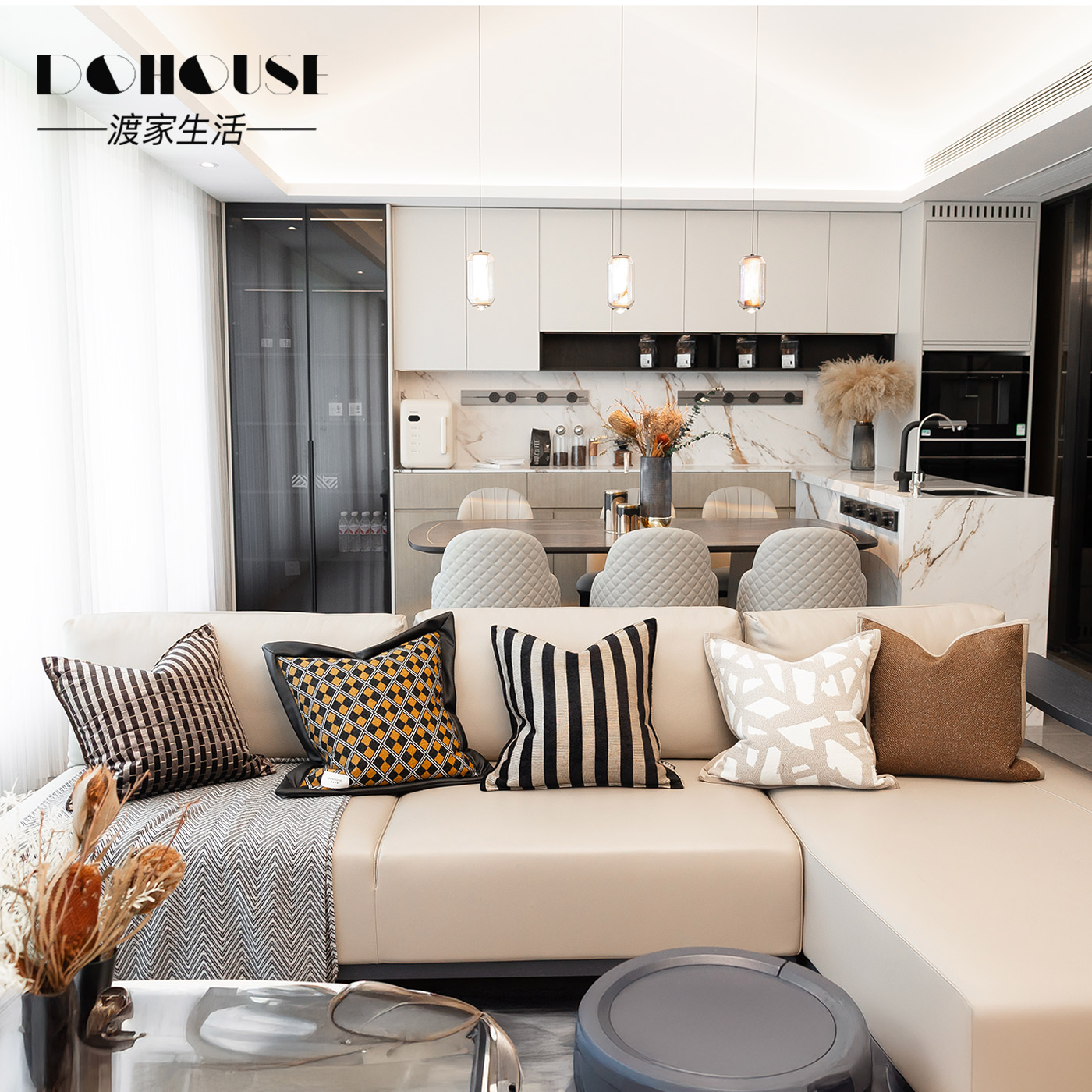 现代简约浅色皮沙发搭配抱枕指南