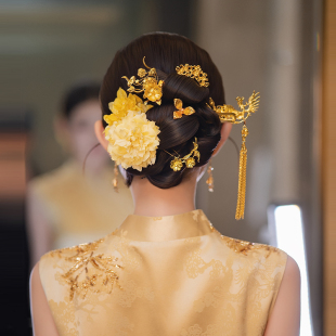 2025新中式新娘头饰金色复古仿真花朵金色凤凰发簪古典敬酒服配饰