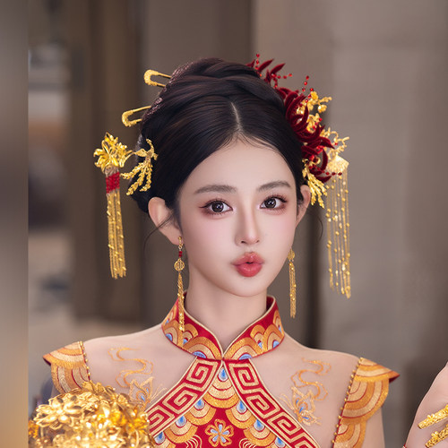 复古新娘中式步摇红色绒花龙凤褂秀禾金色凤凰流苏高级感造型发饰