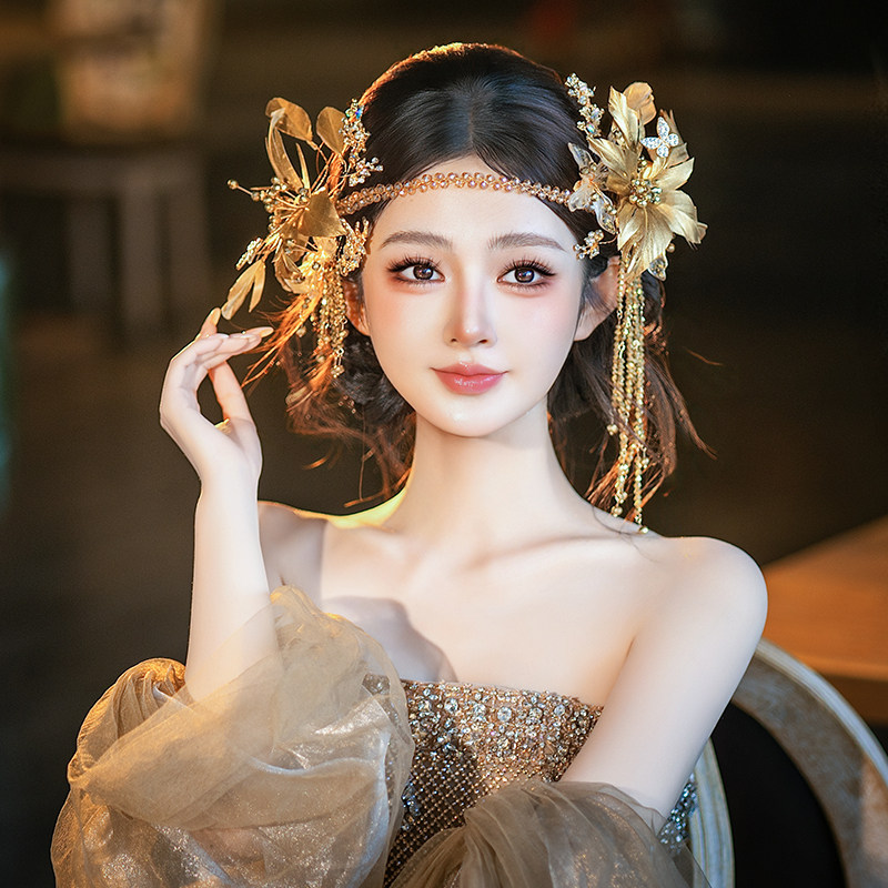 小众新娘氛围感大气金色结婚气质晨袍秀禾服羽毛花朵边夹发带发饰
