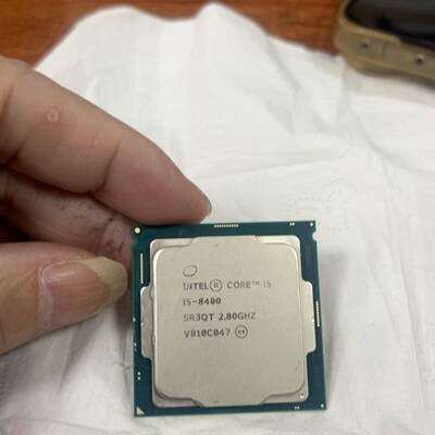 议价cpu i5 8400 cpu成色漂亮，边角齐全可维修翻新