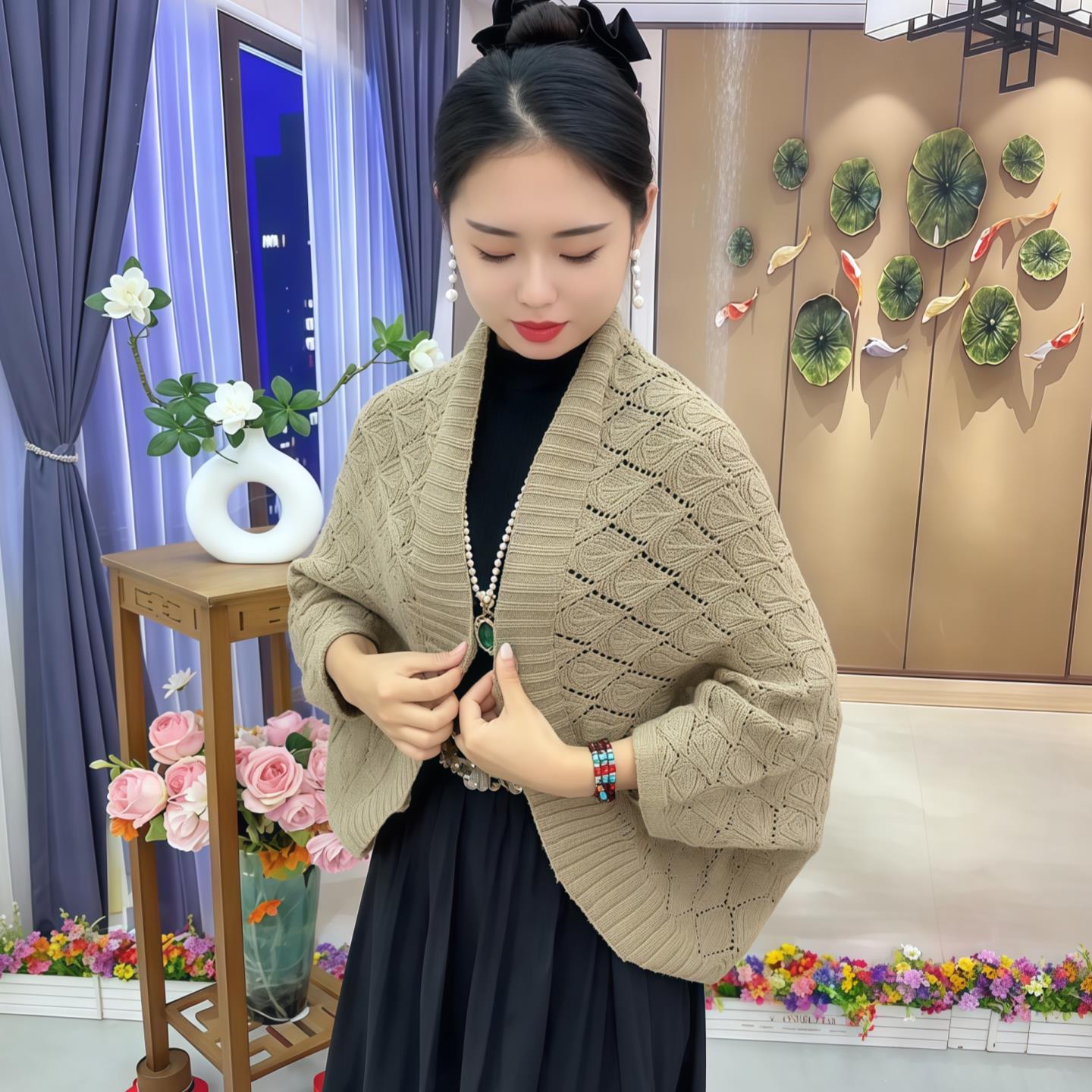 女士镂空针织保暖开衫披肩