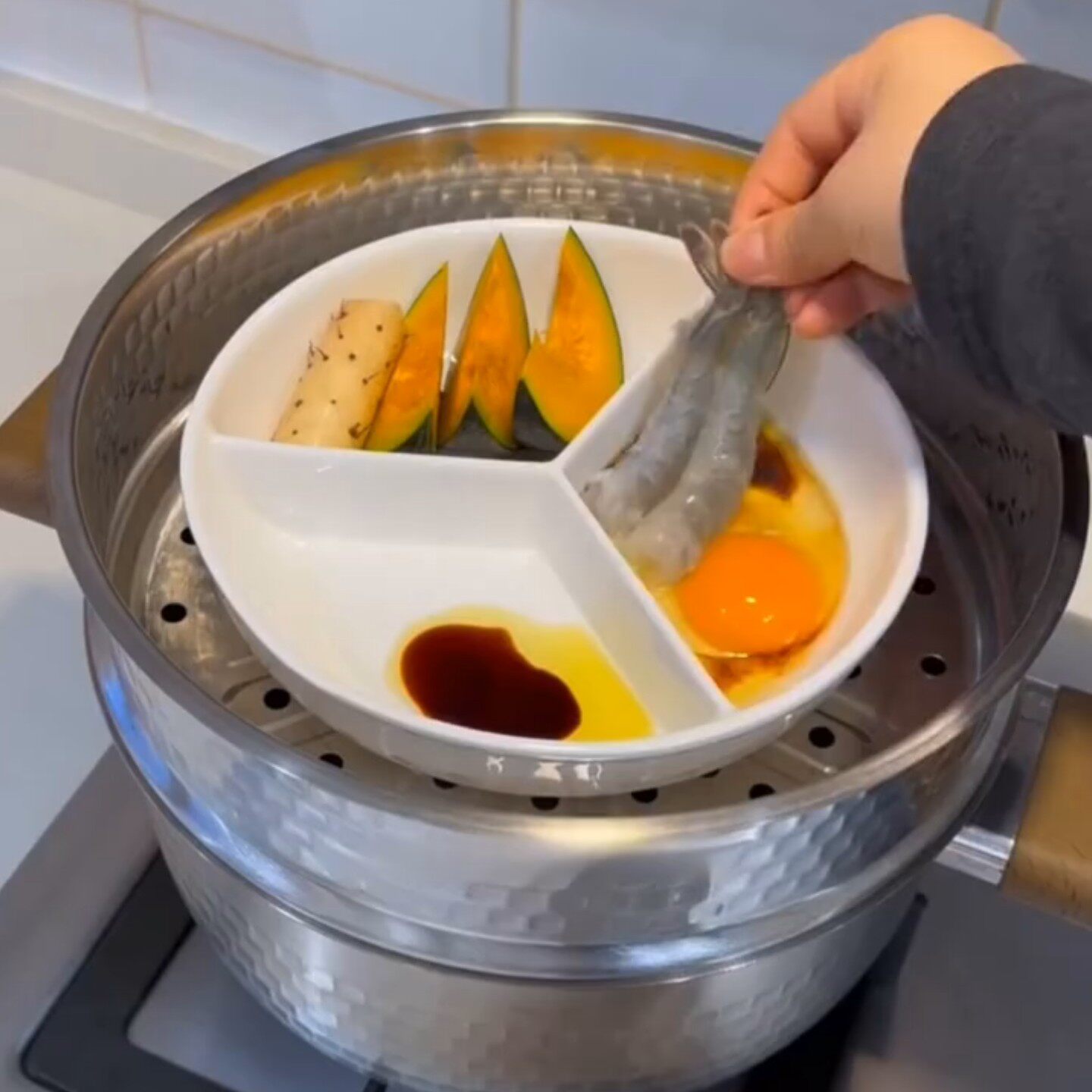 陶瓷三格蒸盘带盖圆形多格早餐盘耐高温小孩子辅食餐具家用水果盘